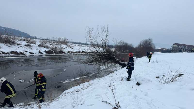 cluj un copil de 4 ani a cazut in somes si este cautat de scafandri alt copil de 5 ani a fost salvat 697397fd939d9