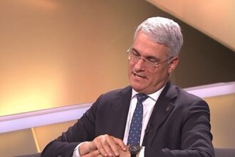 dragos pislaru critica si lauda psd e cu partea dorsala in doua luntrii jos palaria pentru rogobete ivan si manole video 697ddeb956b1b
