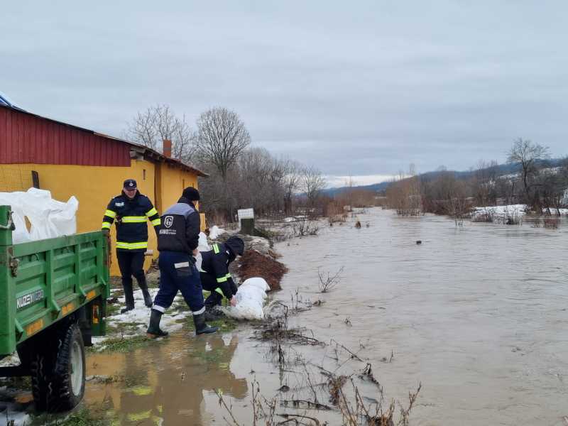 dsu 17 localitati din sase judete afectate de ploile abundente pompierii au intervenit pentru indepartarea pericolelor 6979b321d654e