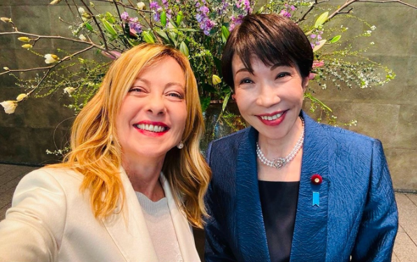 fotografie in stil manga cu giorgia meloni si prim ministrul japonez din ce in ce mai aproape prietenie si armonie 6969eda92bddc