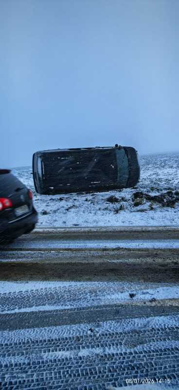 galati doi adulti si un copil de 7 ani asistati de jandarmi dupa ce autoturismul in care se aflau s a rasturnat 695fbf55cb6dc