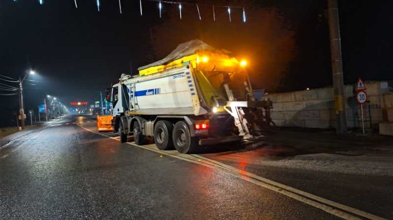 galati polei pe mai multe drumuri judetene utilajele intervin cu material antiderapant 6968affdd0815