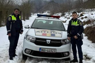 hunedoara doi politisti au salvat un barbat care incerca sa si ia viata 697cfea4db5a0