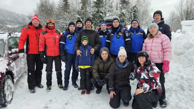 hunedoara sapte adulti si un copil salvati dupa ce au ramas blocati din cauza zapezii la o casa de vacanta 6963bc1531a0c