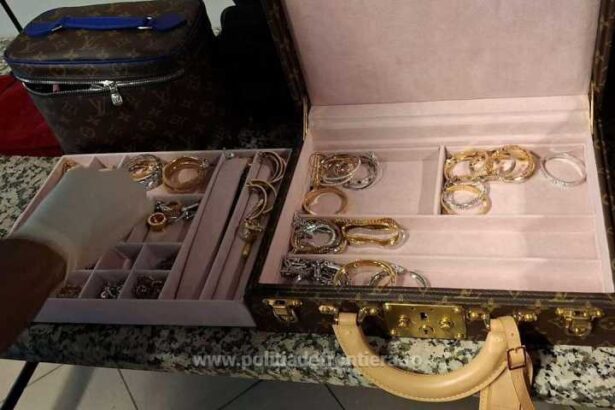igpf bijuterii ceasuri si sume de bani nedeclarate descoperite in bagajele a doua femei pe aeroportul henri coanda 69622a1f468d5