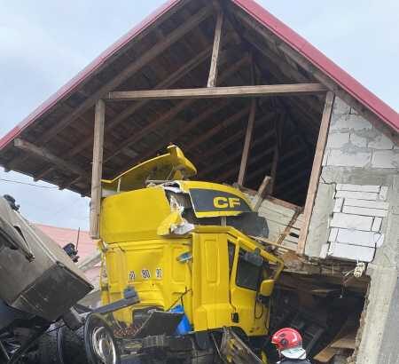 isu bacau pompierii militari interventie de urgenta dupa ce un autotren a intrat intr o casa de locuit 695a505e2ca0e