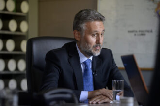 lazurca presedintele dan vrea sa spuna baieti opriti va fiindca ne facem rau unul altuia si ne facem rau intregii 696d35682e014