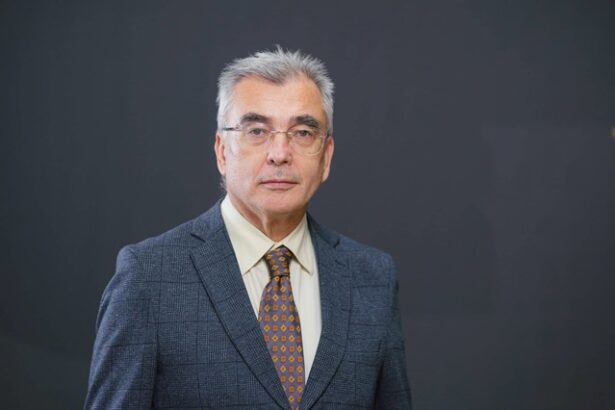 liderul senatorilor aur petrisor peiu guvernul bolojan minte cu cifrele oficiale si vinde romanilor o falsa stabilitate economica 6979cdf024b07