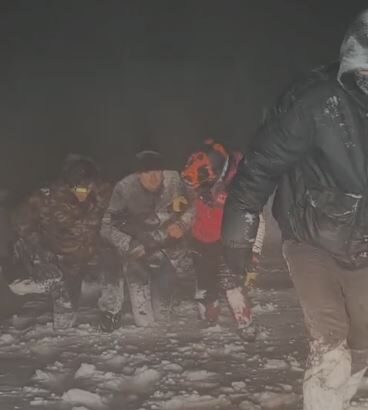 maramures cei doi tineri ucraineni blocati in muntii maramuresului au fost salvati 697bcb769b1b9