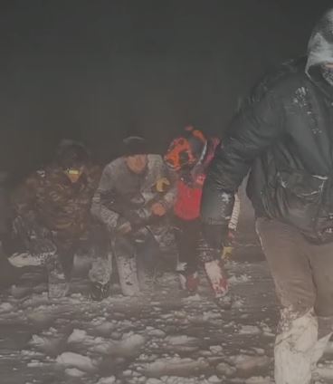 maramures cei doi tineri ucraineni blocati in muntii maramuresului au fost salvati 697bcb769b1b9