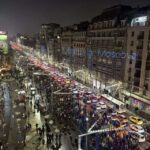 mesajul mars la moscova afisat pe cladirile din piata universitatii in timpul protestului aur jandarmii au intervenit si i au cerut barbatului care l a postat sa plece cativa pro 6969693755169