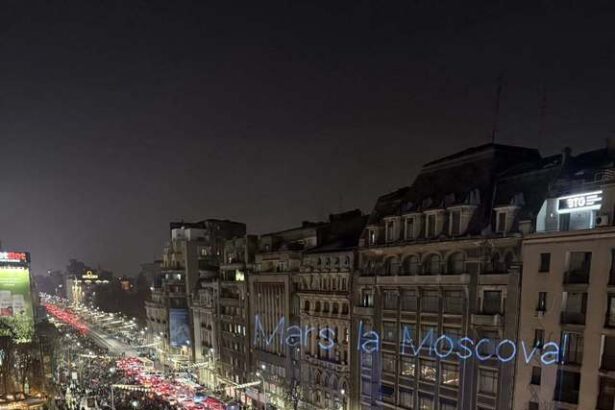 mesajul mars la moscova afisat pe cladirile din piata universitatii in timpul protestului aur jandarmii au intervenit si i au cerut barbatului care l a postat sa plece cativa pro 6969693755169