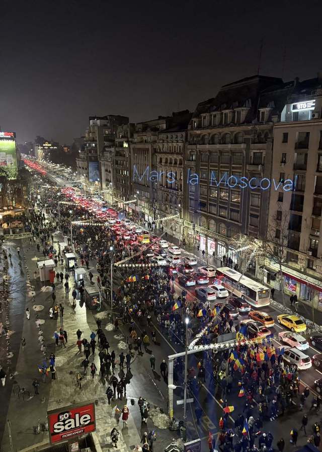 mesajul mars la moscova afisat pe cladirile din piata universitatii in timpul protestului aur jandarmii au intervenit si i au cerut barbatului care l a postat sa plece cativa pro 6969693755169