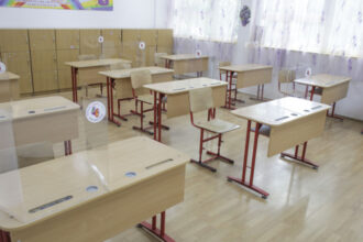 mii de elevi vor face cursuri online din cauza vremii mai multe scoli isi suspenda activitatea 69651a1977561