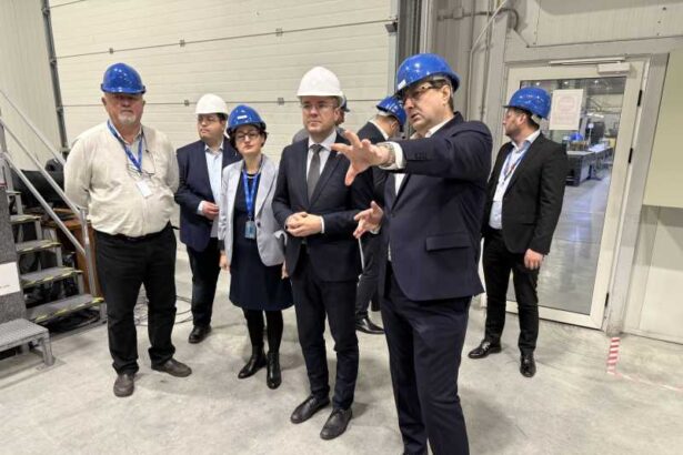 ministrul economiei romania se poate mandri cu produse de inalta calitate pentru industria aerospatiala create de mari producatori 695b6e9abefc0