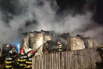 neamt incendiu la o casa din bicaz unde era privegheat un decedat patru persoane transportate la spital 69563e7f1c23d