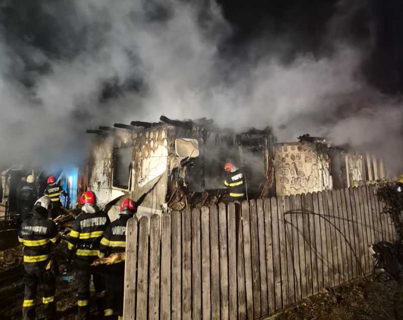 neamt incendiu la o casa din bicaz unde era privegheat un decedat patru persoane transportate la spital 69563e7f1c23d