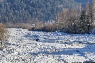 neamt zaporul pe raul bistrita are aproape noua kilometri lungime cu grosimi de pana la trei metri galerie foto 696b6f50b295e