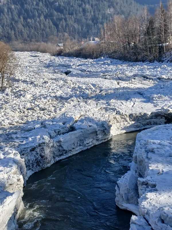 neamt zaporul pe raul bistrita are aproape noua kilometri lungime cu grosimi de pana la trei metri galerie foto 696b6f50b295e