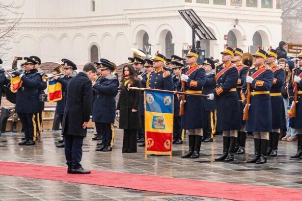 nicusor dan la manifestarile de ziua unirii de la iasi mii de oameni prezenti in piata presedintele a fost huiduit de sustinatori aur si sos video 6974c4bc3c1b9