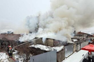 pompierii intervin pentru stingerea unui incendiu in bucuresti au fost luate masuri pentru evacuarea locatarilor 6974c242710f6