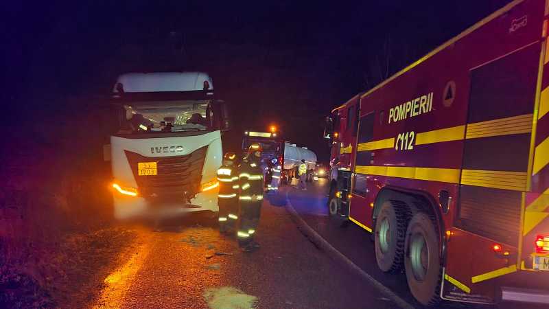 prahova o cisterna cu 34 de tone de benzina si motorina a derapat la brazi nu sunt scurgeri de combustibil 695ff8cf83617