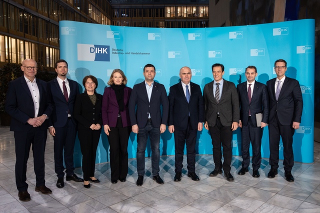 premierul ilie bolojan intalnire cu dr volker treier chief executive foreign trade and global network in cadrul vizitei oficiale pe care o desfasoara in germania 697905e9bd5d5