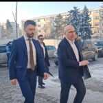 premierul ilie bolojan la botosani pentru a se intalni cu primarii el a fost huiduit de un grup de protestatari la sosirea la primarie foto video 696b55662dfe6