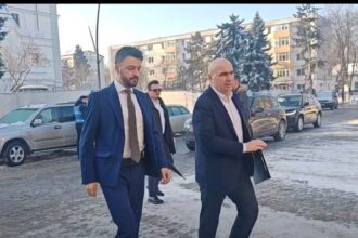 premierul ilie bolojan la botosani pentru a se intalni cu primarii el a fost huiduit de un grup de protestatari la sosirea la primarie foto video 696b55662dfe6