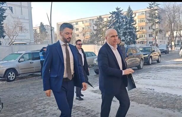 premierul ilie bolojan la botosani pentru a se intalni cu primarii el a fost huiduit de un grup de protestatari la sosirea la primarie foto video 696b55662dfe6