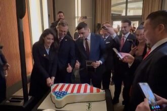 presedintele aur george simion a taiat un tort in forma groenlandei acoperit cu steagul american in vizita pe care o efectueaza in sua 6970ec9f3a79b