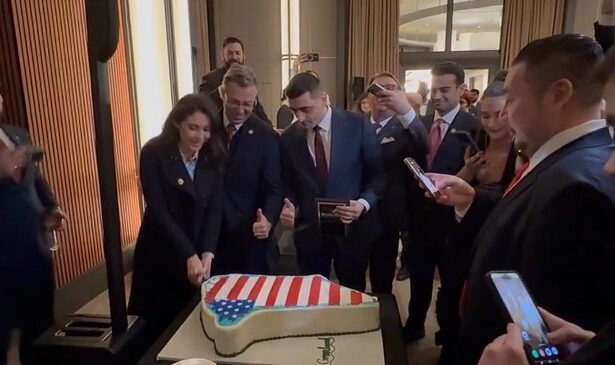 presedintele aur george simion a taiat un tort in forma groenlandei acoperit cu steagul american in vizita pe care o efectueaza in sua 6970ec9f3a79b