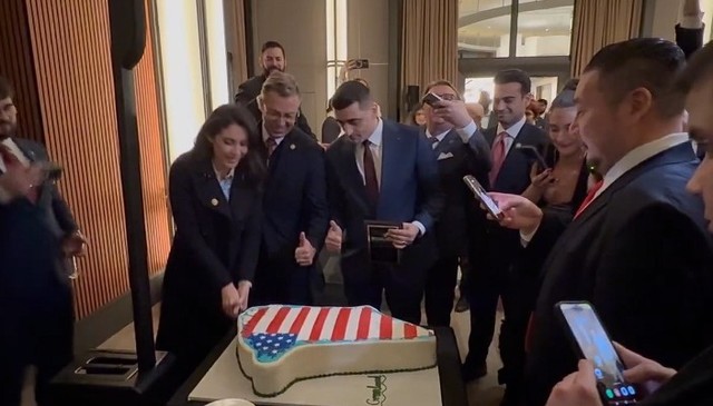 presedintele aur george simion a taiat un tort in forma groenlandei acoperit cu steagul american in vizita pe care o efectueaza in sua 6970ec9f3a79b