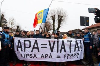 protest aur la curtea de arges pe fondul crizei apei potabile george simion romania este condusa de o guvernare incompetenta si incapabila sa aiba grija de cetateni 697e517c26246