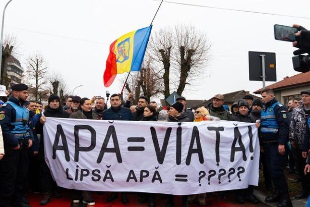 protest aur la curtea de arges pe fondul crizei apei potabile george simion romania este condusa de o guvernare incompetenta si incapabila sa aiba grija de cetateni 697e517c26246