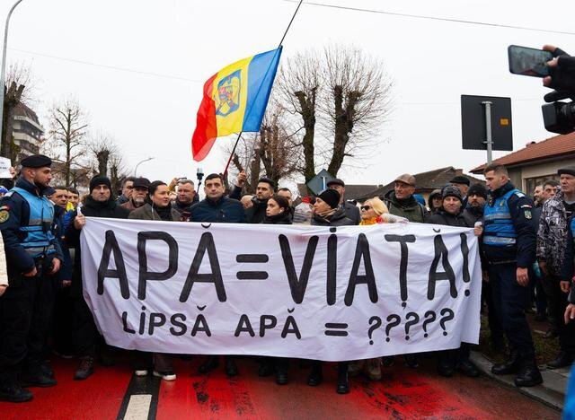 protest aur la curtea de arges pe fondul crizei apei potabile george simion romania este condusa de o guvernare incompetenta si incapabila sa aiba grija de cetateni 697e517c26246