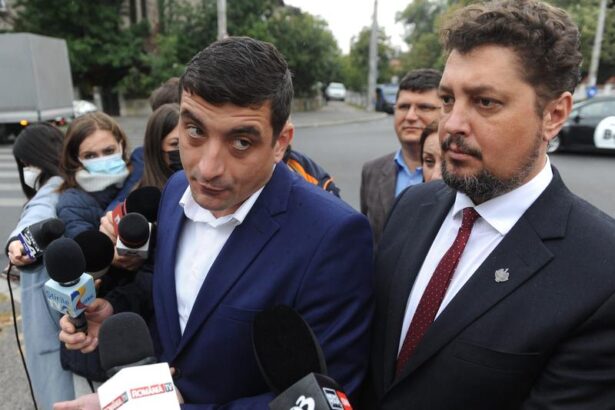 protest azi in bucuresti impotriva legii vexler organizat de claudiu tarziu si sustinut de aur fostul sau partid paralela dintre radu gyr si ana blandiana pe care o face 6968ecd5f02db