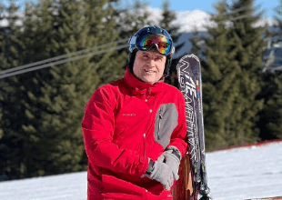 radu miruta curatand zapada la ranca ninge cam incontinuu iar cine nu face partie e rost de barfa intre vecini dimineata la cafeaua bauta in strada video 695a879935729