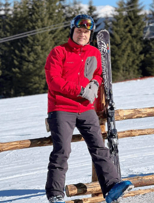 radu miruta curatand zapada la ranca ninge cam incontinuu iar cine nu face partie e rost de barfa intre vecini dimineata la cafeaua bauta in strada video 695a879935729