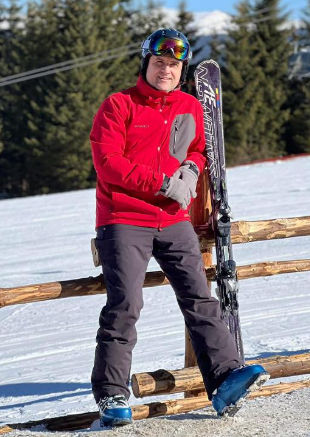 radu miruta curatand zapada la ranca ninge cam incontinuu iar cine nu face partie e rost de barfa intre vecini dimineata la cafeaua bauta in strada video 695a879935729