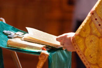 sarbatoare cu cruce rosie pe 18 ianuarie cum explica preotul semnificatia si practicile zilei sunt semne ale unei credinte profunde 696c6f5b8fc9a