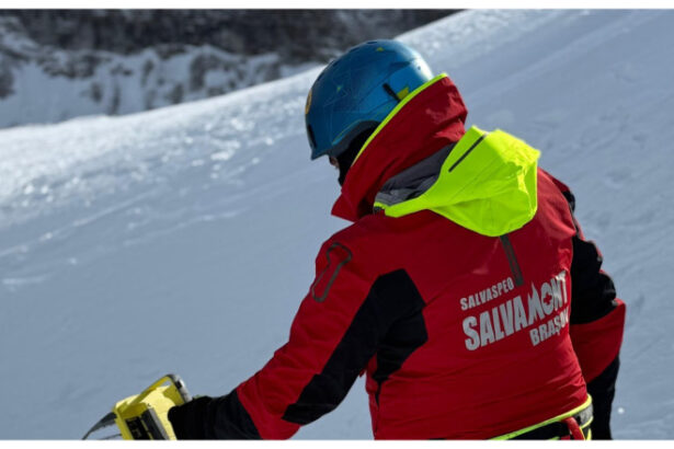 scandal in postavaru un barbat a lovit un salvamontist pentru un telefon pierdut in zapada 696ccee628455