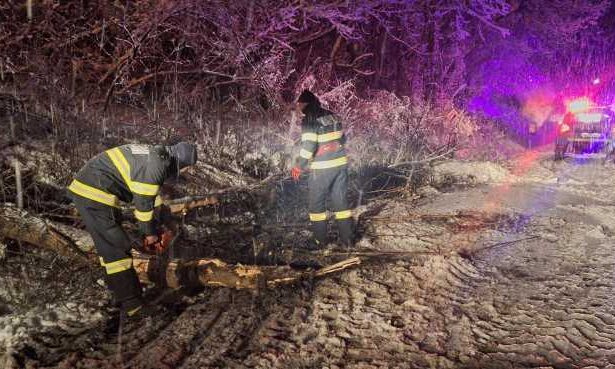 sibiu interventii ale pompierilor pentru indepartarea mai multor copaci cazuti pe carosabil 6958f8f022386