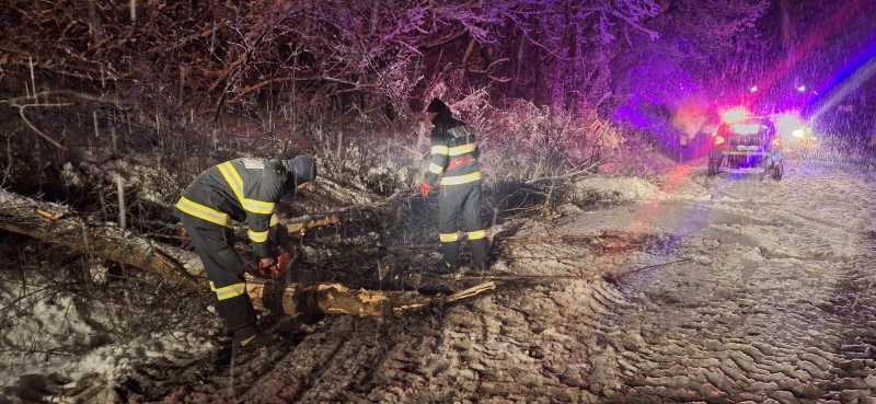 sibiu interventii ale pompierilor pentru indepartarea mai multor copaci cazuti pe carosabil 6958f8f022386