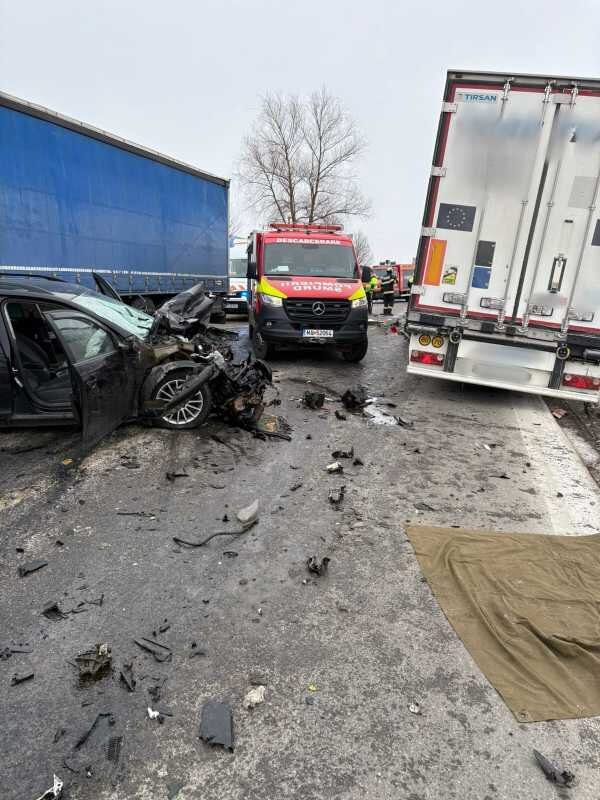 suceava doua camioane un microbuz transport marfa si un autoturism implicate intr un accident pe dn2 6964d31963246