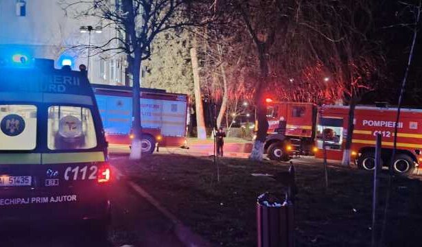suceava incendiu intr un bloc de locuinte din falticeni 16 persoane evacuate 695aa82db43db