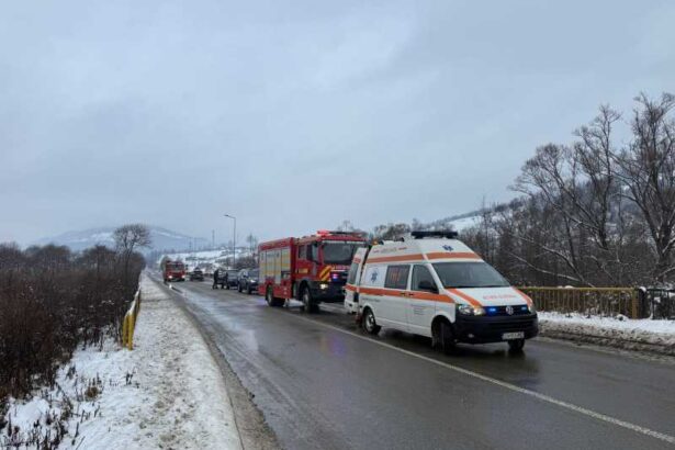 suceava o masina in care se aflau sase persoane inclusiv patru copii a cazut in albia raului bistrita 695ce1c753adb