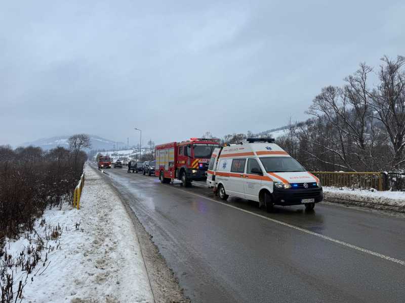 suceava o masina in care se aflau sase persoane inclusiv patru copii a cazut in albia raului bistrita 695ce1c753adb
