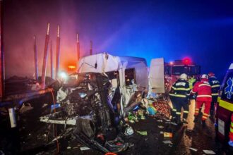 suceava un mort si trei raniti in urma coliziunii intre un microbuz si un autotren pe dn 17 6977dbdda13ba