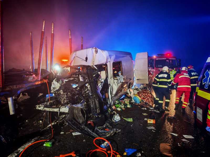 suceava un mort si trei raniti in urma coliziunii intre un microbuz si un autotren pe dn 17 6977dbdda13ba